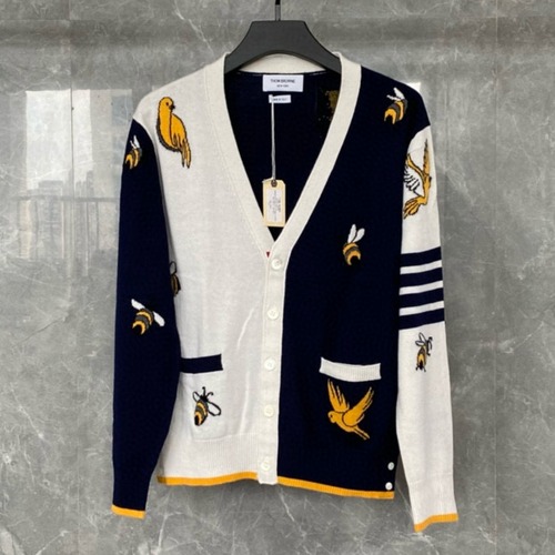 Thom Browne 톰브라운 TB23/FW 벌 자수 배색 가디건