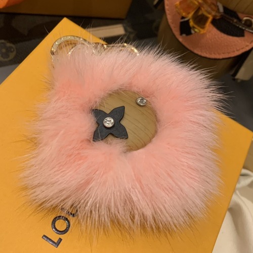 Louis Vuitton 루이비통 핑크 퍼 모노그램 참 키링