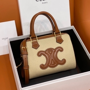 Celine 셀린느 2023 퀴르 트리옹프 스몰 보스턴 197583 19.5CM
