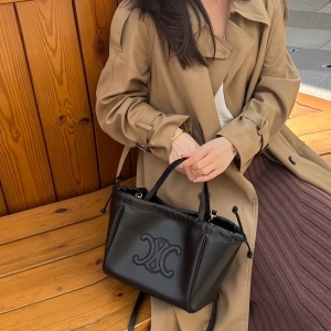 Celine 셀린느 2024 퀴르 트리옹프 스몰 드로우스트링 카바스백 22CM