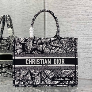 DIOR 디올 2023 자수 북 토트백 36CM