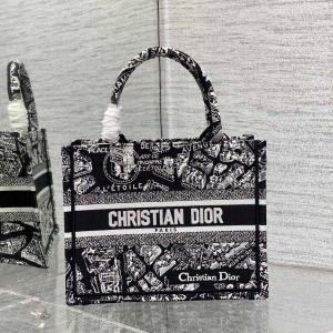 DIOR 디올 2023 자수 북 토트백 26CM