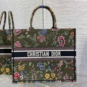 DIOR 디올 2023 자수 북 토트백 41CM