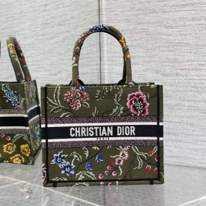DIOR 디올 2023 자수 북 토트백 26CM
