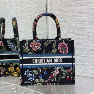 DIOR 디올 2023 자수 북 토트백 26CM