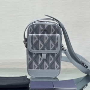 Dior 디올 2023 Hit The Road 버티컬 파우치 19cm