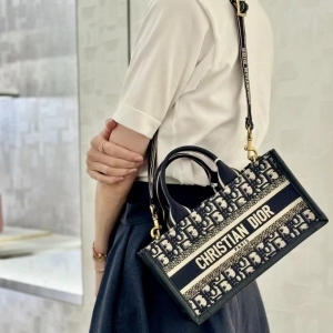 Dior 디올 2024 북 토트 이스트 웨스트 스트랩백 