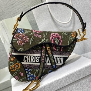 Dior 디올 2023 자수 새들백 25CM