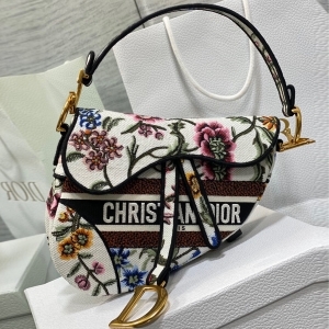 Dior 디올 2023 자수 새들백 25CM