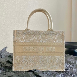 Dior 디올 2023 자수 북 토트백 36cm