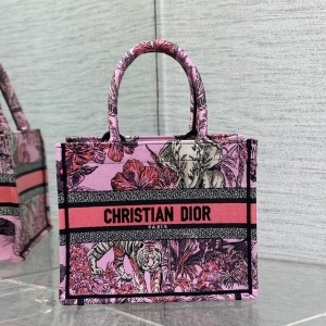Dior 디올 2023 자수 북 토트백 26.5CM