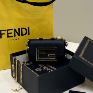 Fendi 펜디 2023 나노 바게트 체인백 12CM