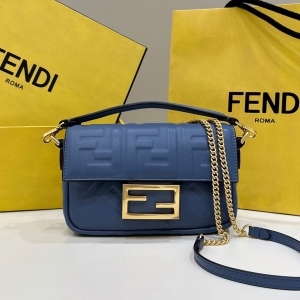 Fendi 펜디 2023 바게트 숄더백 19CM