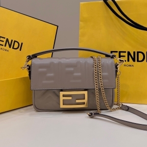 Fendi 펜디 2023 바게트 숄더백 19CM