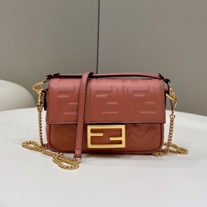 Fendi 펜디 2023 바게트 숄더백 19CM