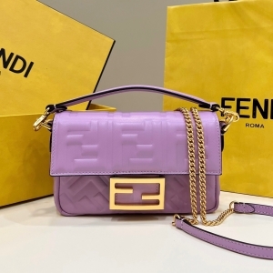 Fendi 펜디 2023 바게트 숄더백 19CM