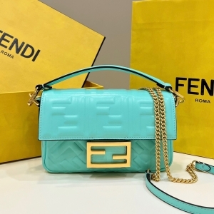 Fendi 펜디 2023 바게트 숄더백 19CM