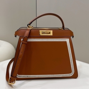 Fendi 펜디 2023 피카부 아이씨유 미디엄 33CM