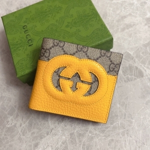 GUCCI 구찌 2023 컷아웃 인터로킹 G 파우치 30.5cm (2색) 723320 1