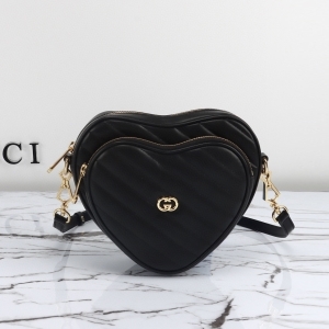 Gucci 구찌 2024 인터로킹 G 미니 하트 숄더백 20CM