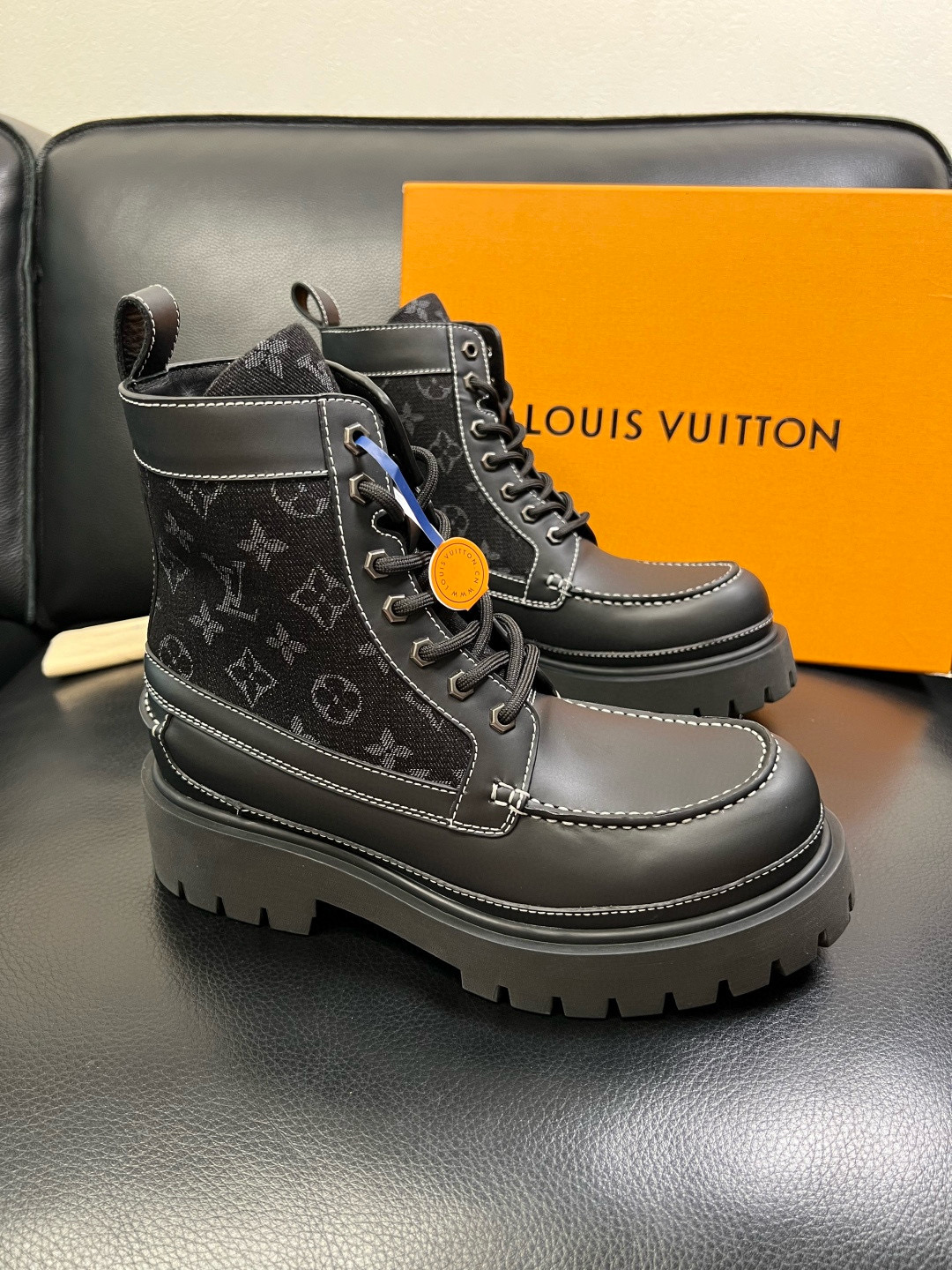 Louis Vuitton 루이비통 모노그램 블랙 레이스업 컴뱃 부츠 1