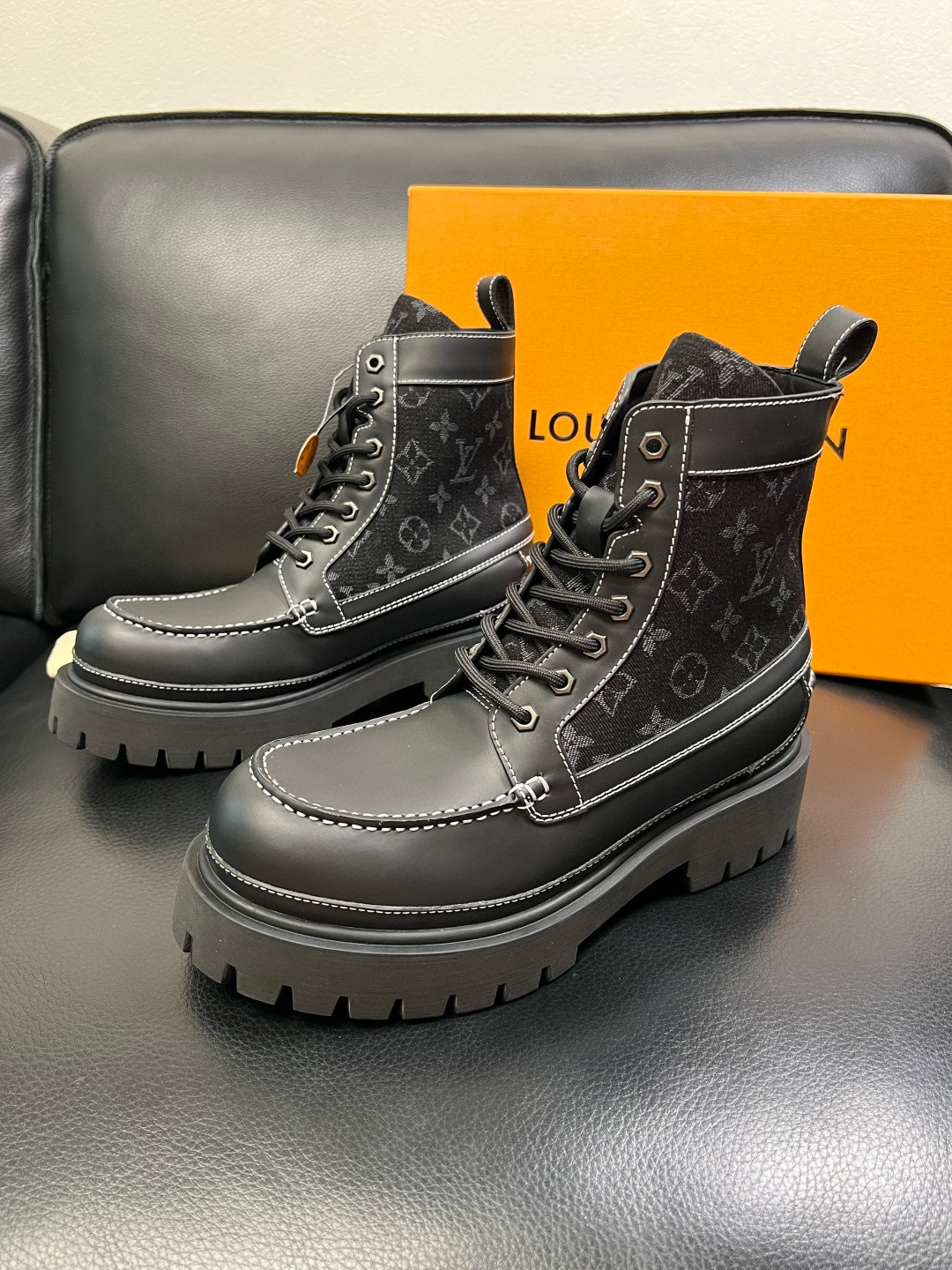 Louis Vuitton 루이비통 모노그램 블랙 레이스업 컴뱃 부츠 2