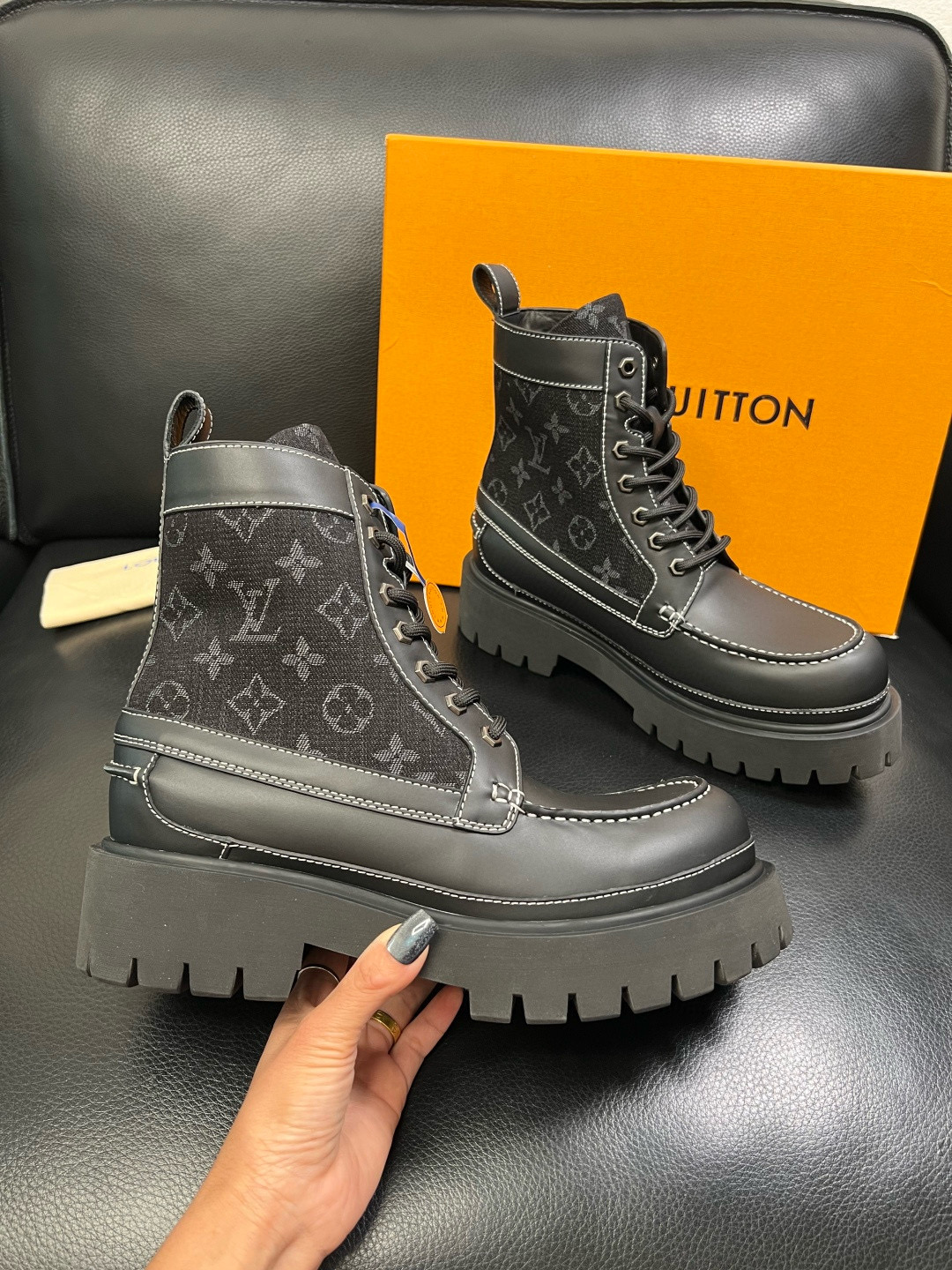 Louis Vuitton 루이비통 모노그램 블랙 레이스업 컴뱃 부츠 4
