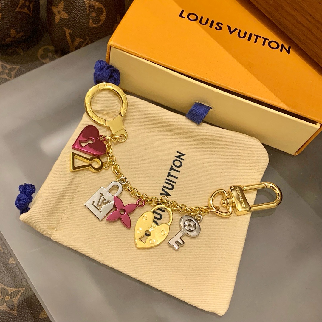 Louis Vuitton 루이비통 러브 락 참 키홀더 브레이슬릿 1