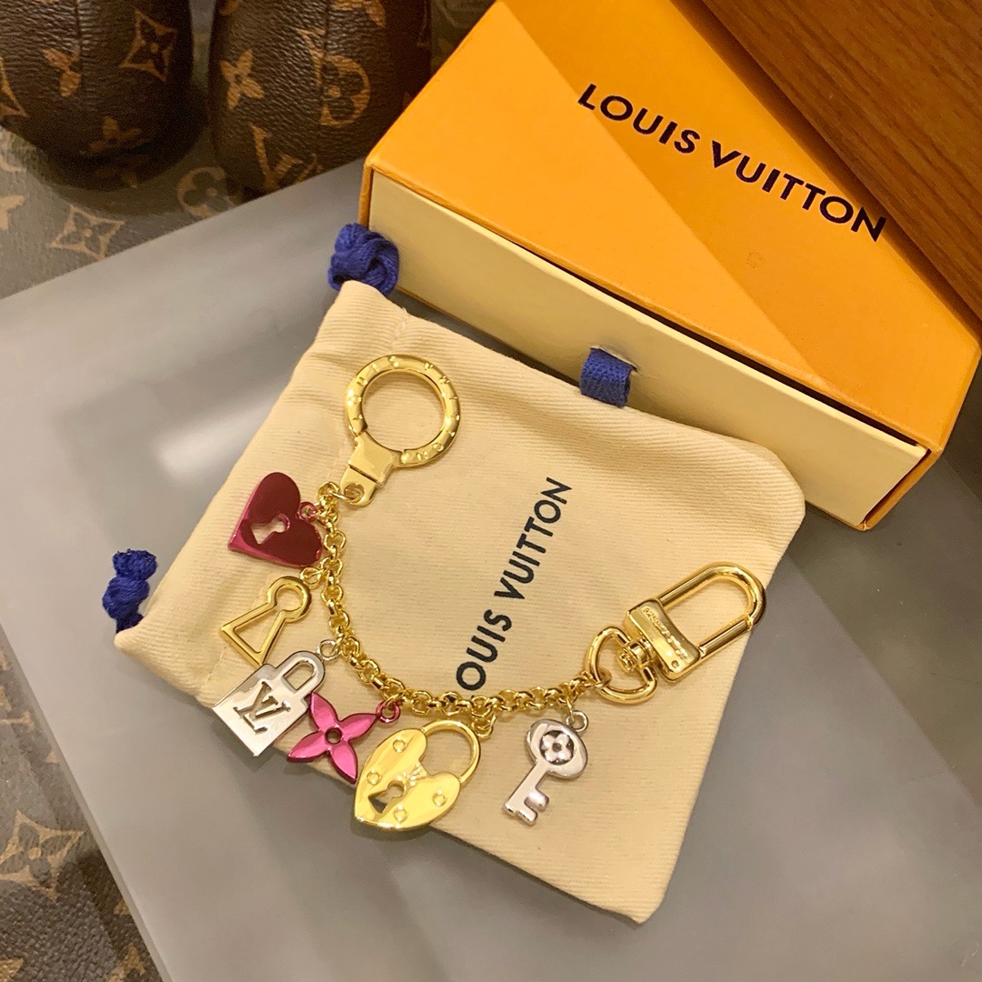 Louis Vuitton 루이비통 러브 락 참 키홀더 브레이슬릿 2