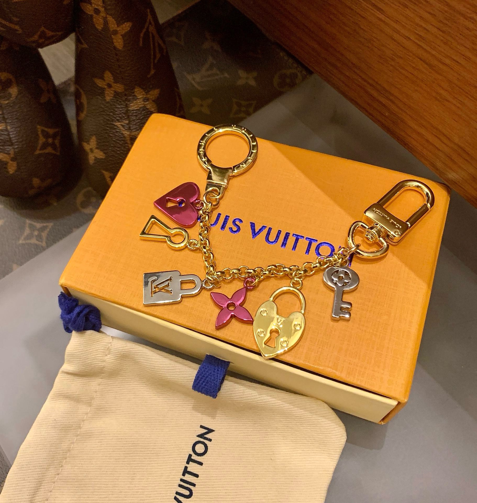 Louis Vuitton 루이비통 러브 락 참 키홀더 브레이슬릿 3