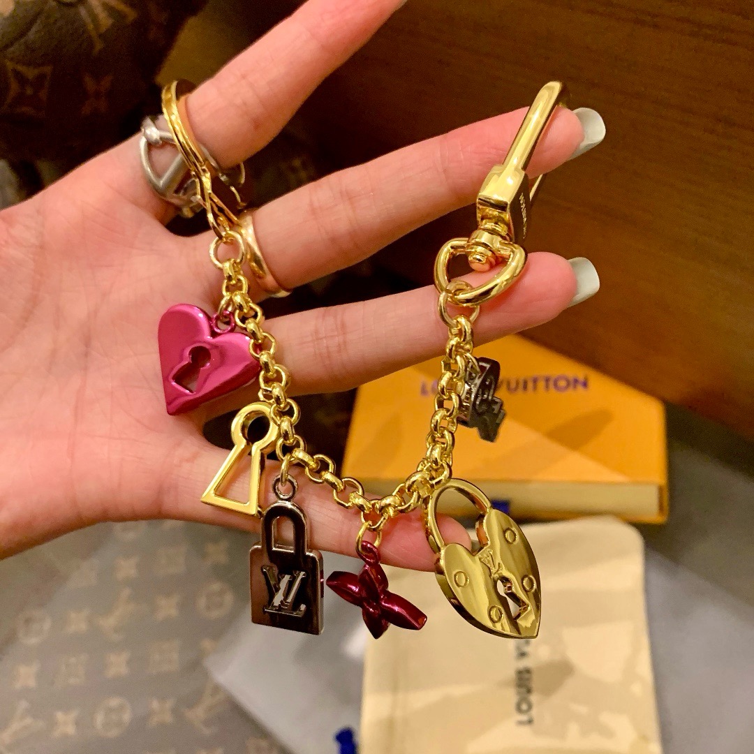 Louis Vuitton 루이비통 러브 락 참 키홀더 브레이슬릿 4
