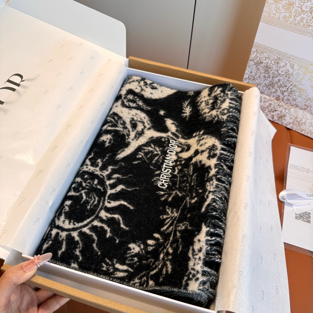 DIOR 디올 2025 태양 모티브 양모 머플러 4