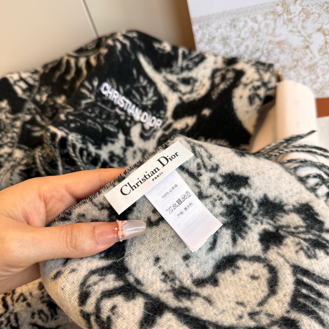 DIOR 디올 2025 태양 모티브 양모 머플러 9