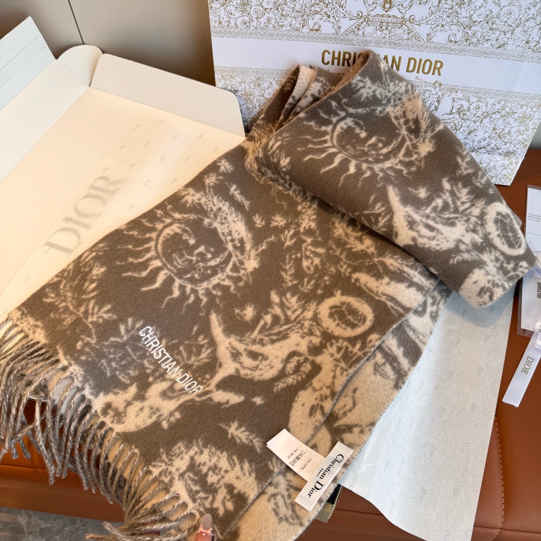 DIOR 디올 2025 태양 모티브 양모 머플러 6