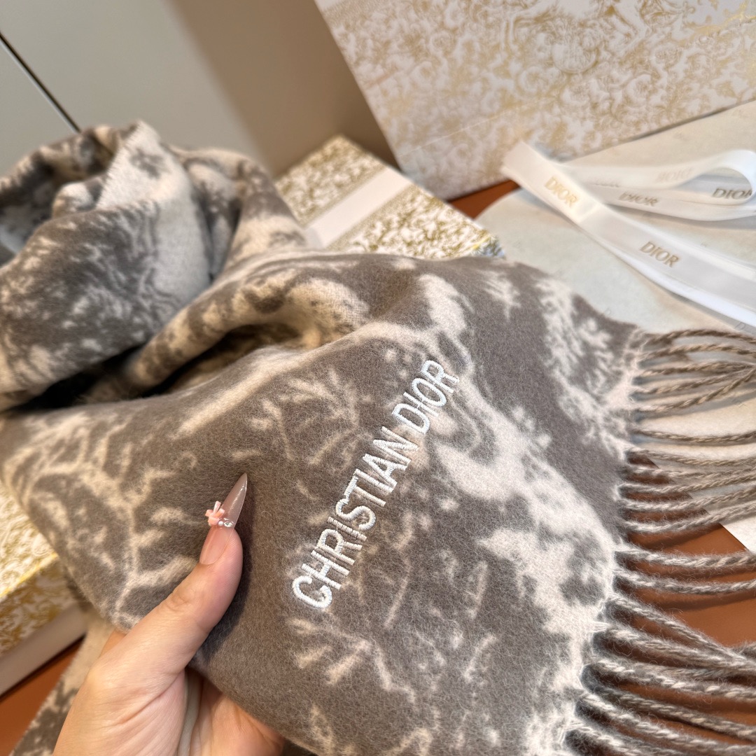 DIOR 디올 2025 태양 모티브 양모 머플러 8