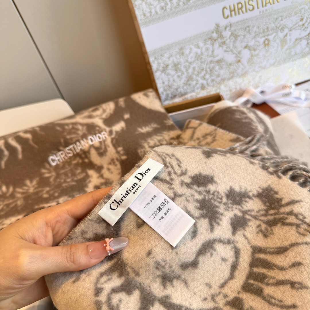 DIOR 디올 2025 태양 모티브 양모 머플러 9