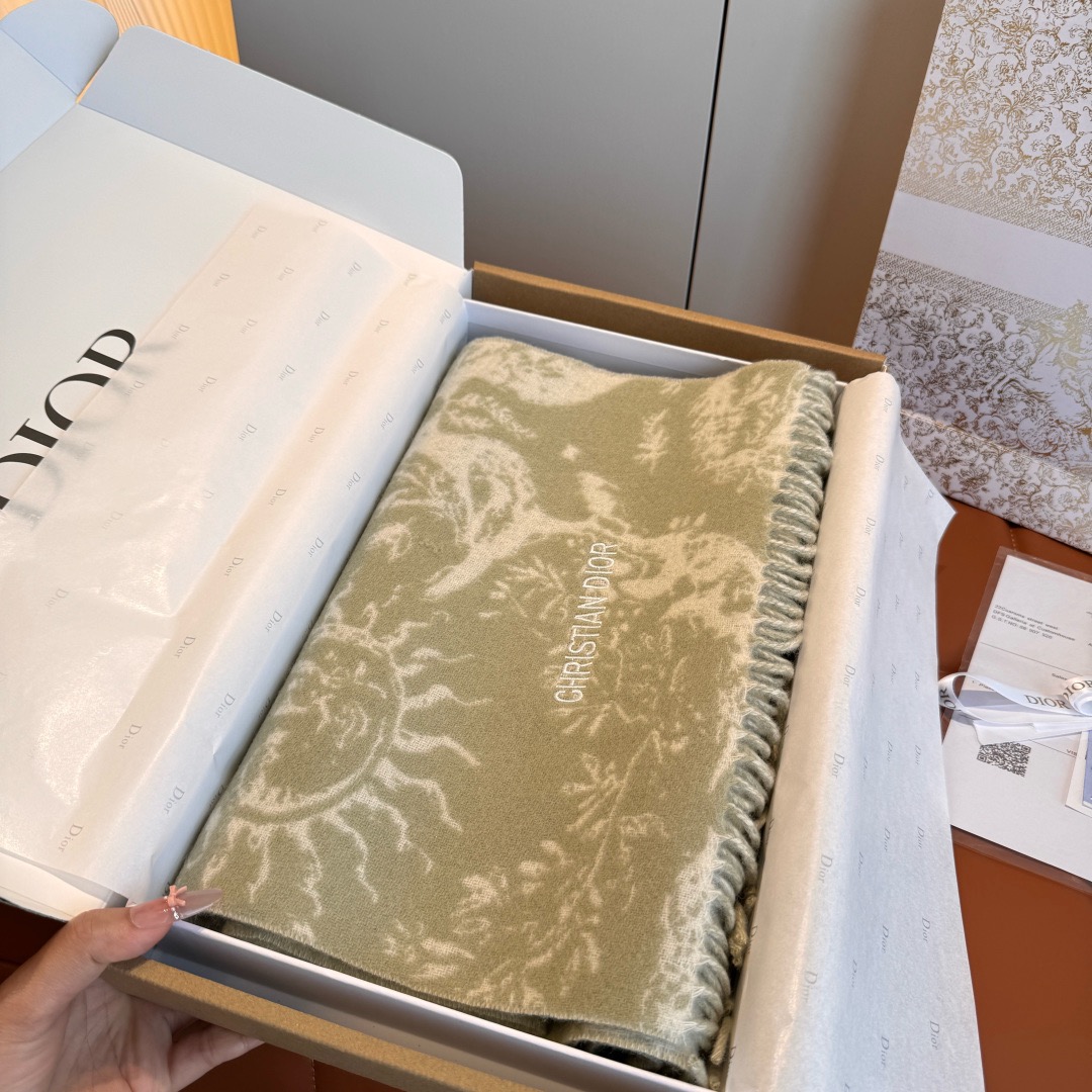 DIOR 디올 2025 태양 모티브 양모 머플러 4