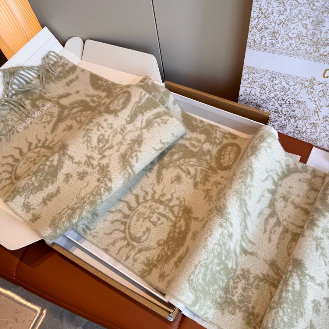 DIOR 디올 2025 태양 모티브 양모 머플러 8