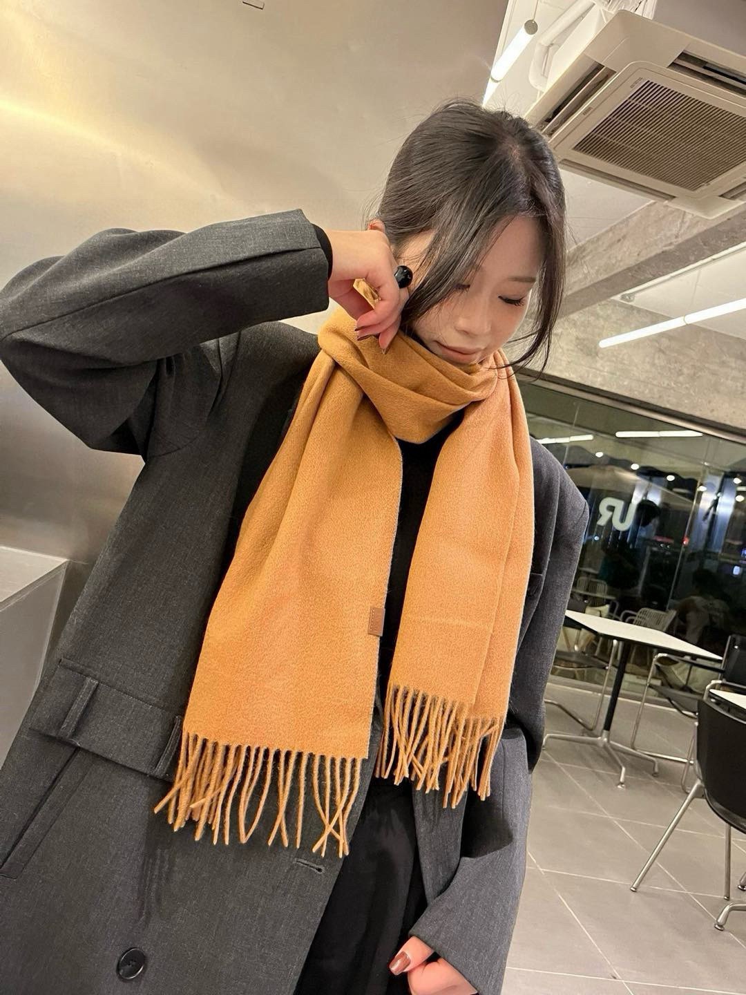 Saint Laurent 여성 하이넥 로고 니트 풀오버 3