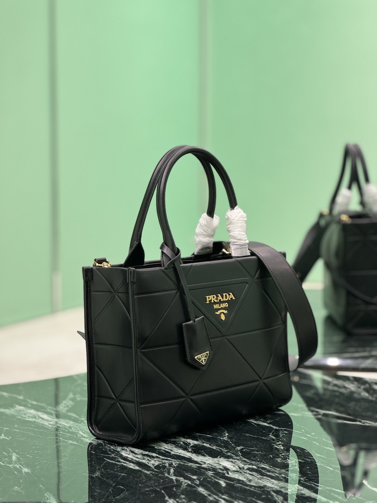 Prada 프라다 트라이앵글 퀼팅 토트백 스몰 블랙 2