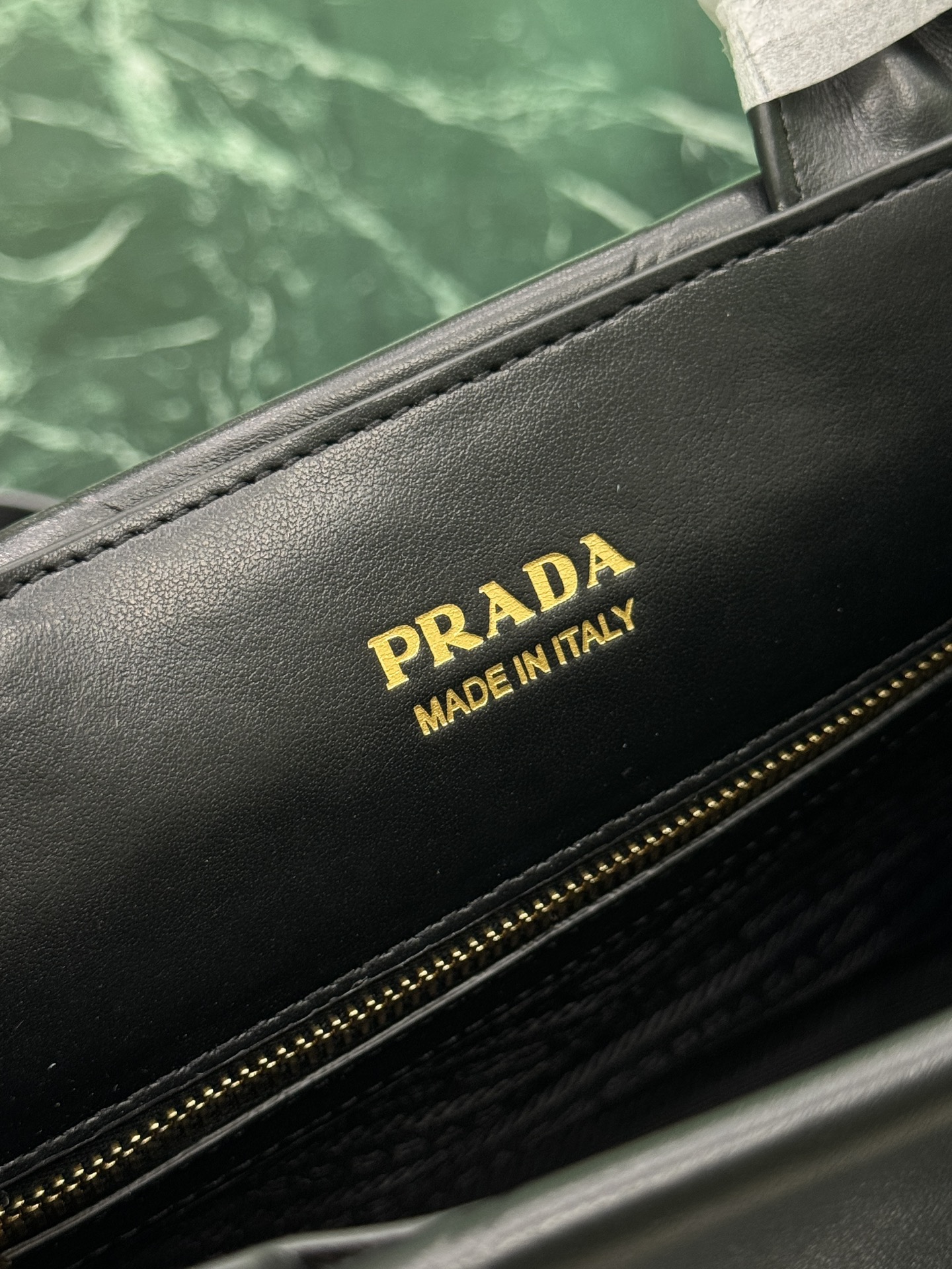 Prada 프라다 트라이앵글 퀼팅 토트백 스몰 블랙 9