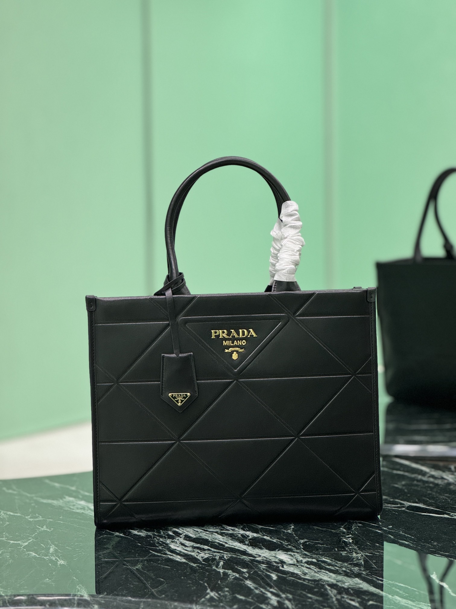 Prada 프라다 삼각 퀼팅 미디엄 토트백 1