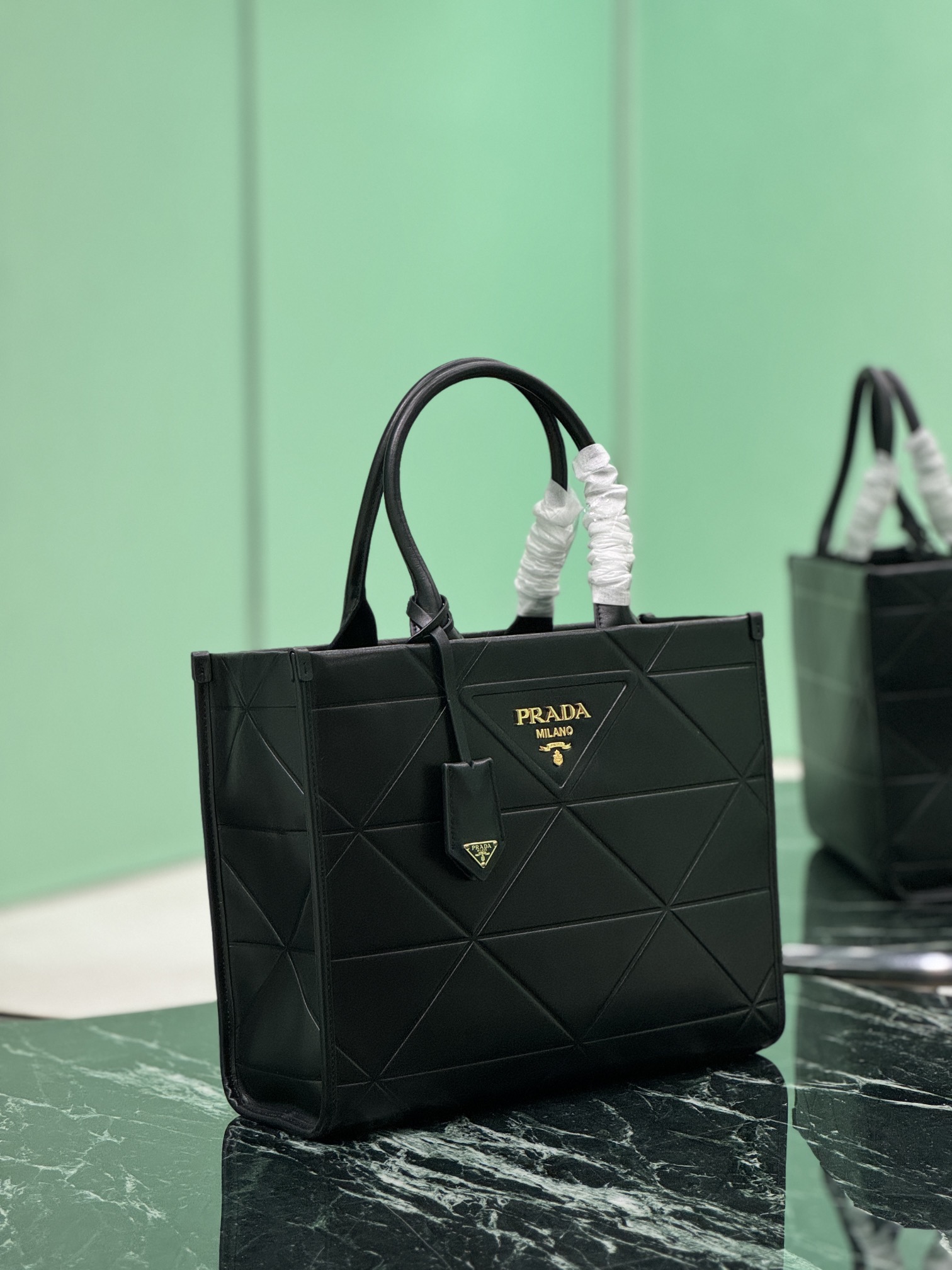 Prada 프라다 삼각 퀼팅 미디엄 토트백 2