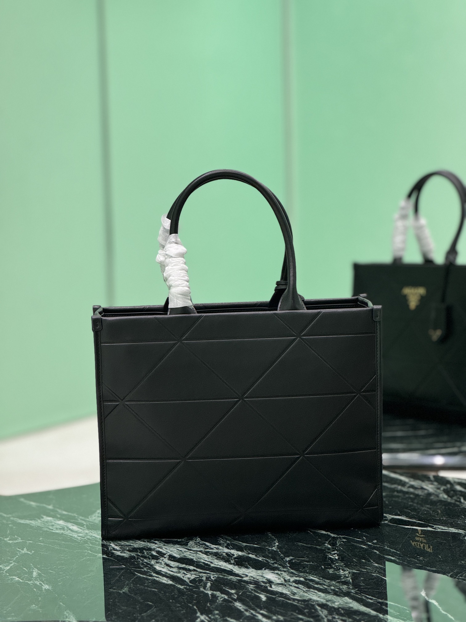 Prada 프라다 삼각 퀼팅 미디엄 토트백 4