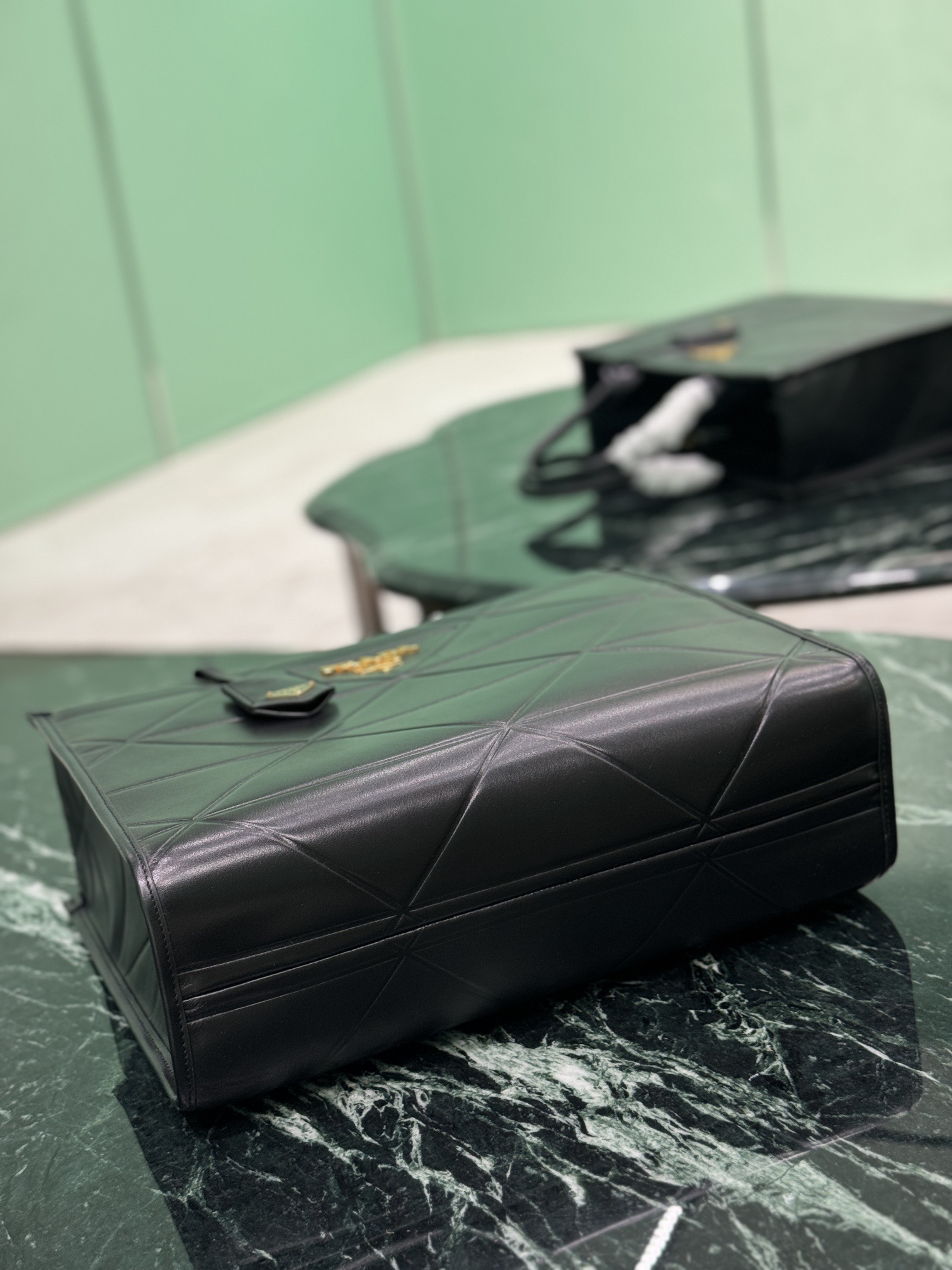 Prada 프라다 삼각 퀼팅 미디엄 토트백 7