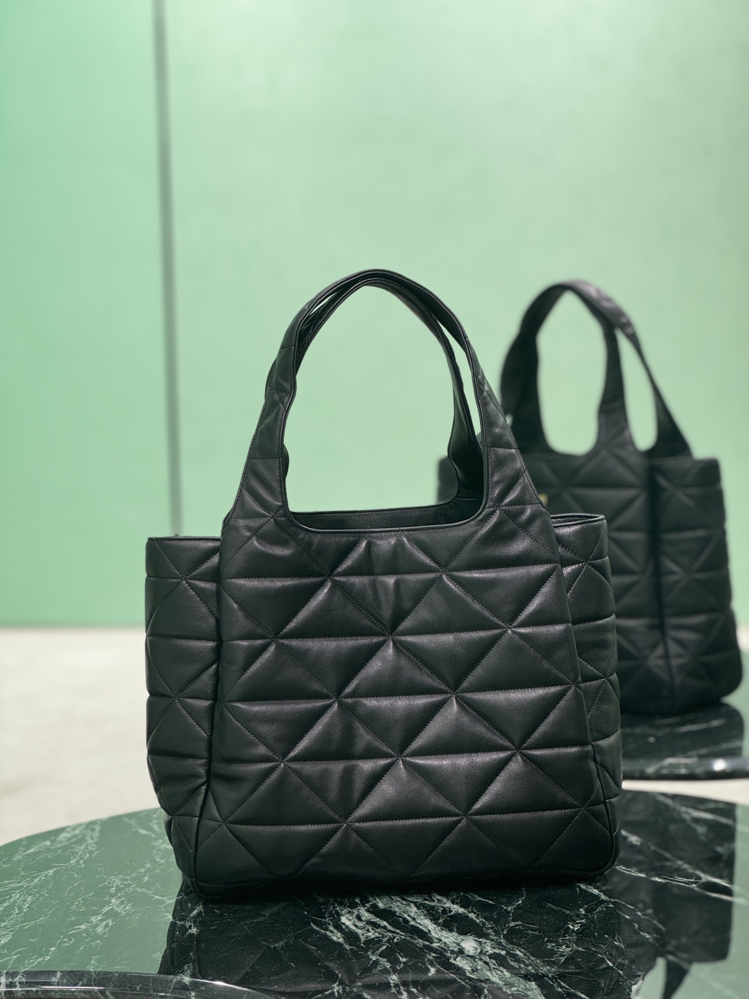 Prada 프라다 퀼티드 레더 대형 토트백 4