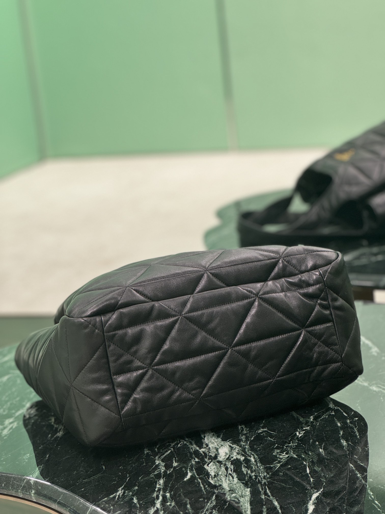 Prada 프라다 퀼티드 레더 대형 토트백 7