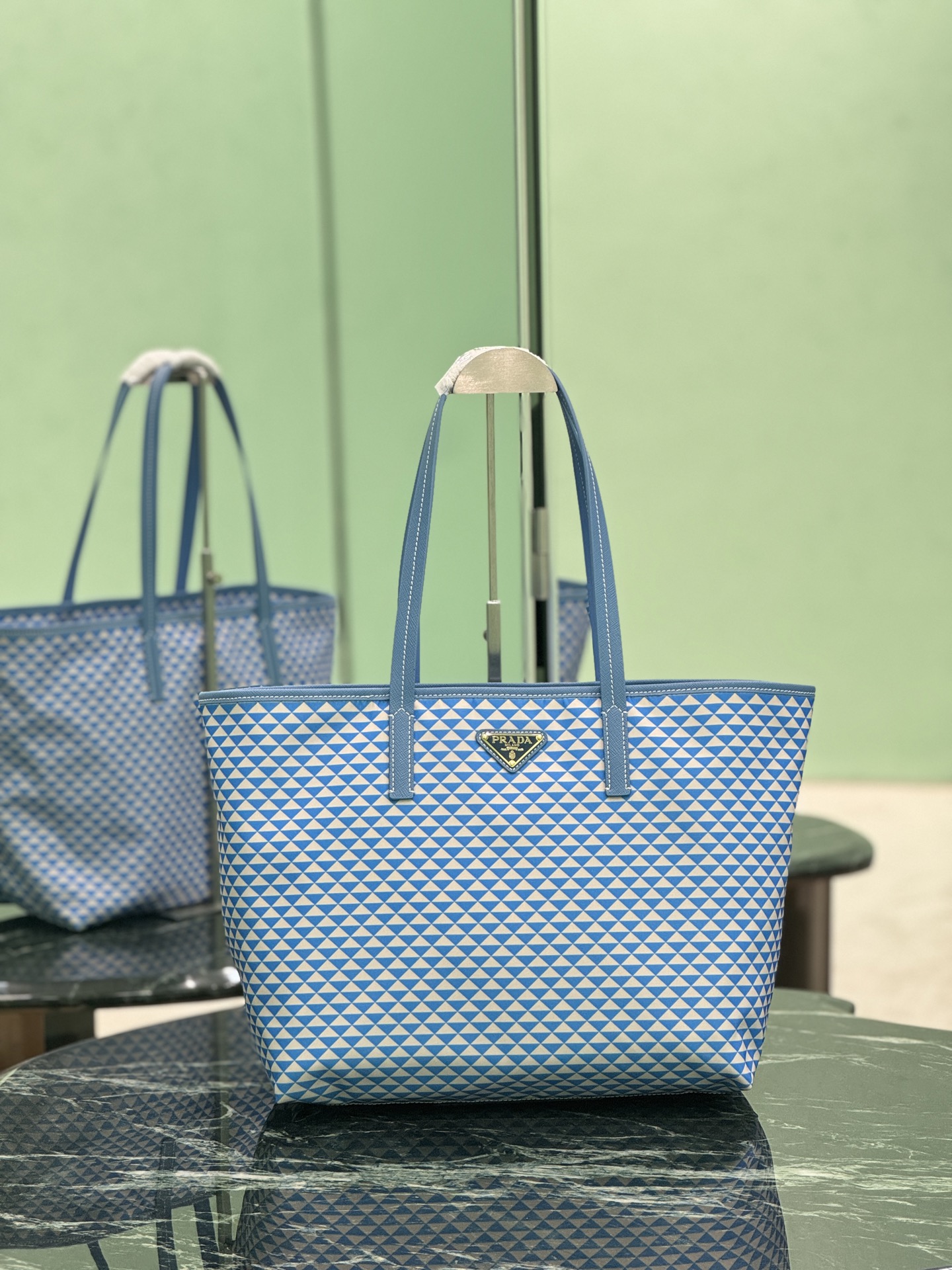 Prada 프라다 Re-Nylon 트라이앵글 패턴 토트백 1