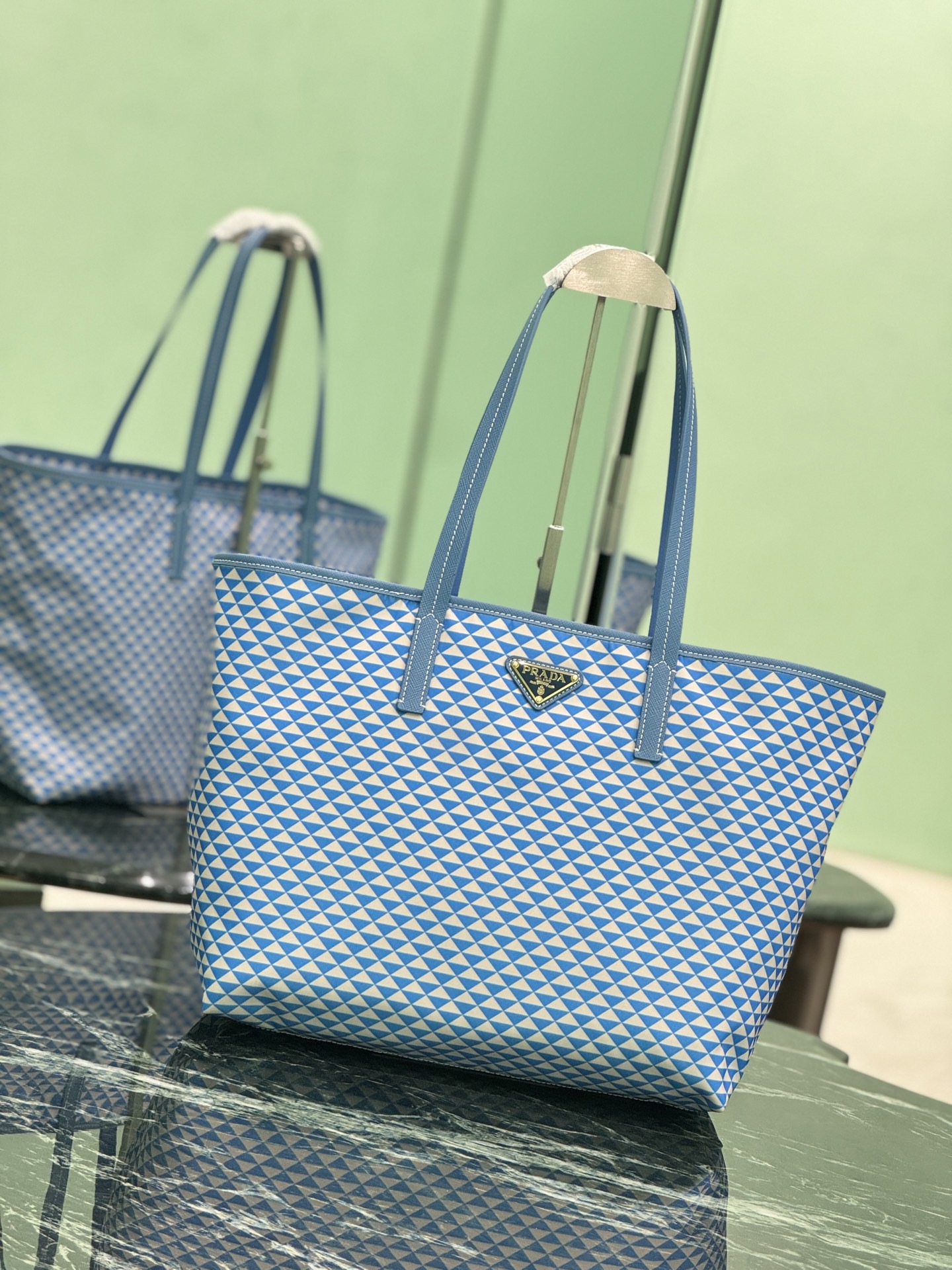 Prada 프라다 Re-Nylon 트라이앵글 패턴 토트백 2