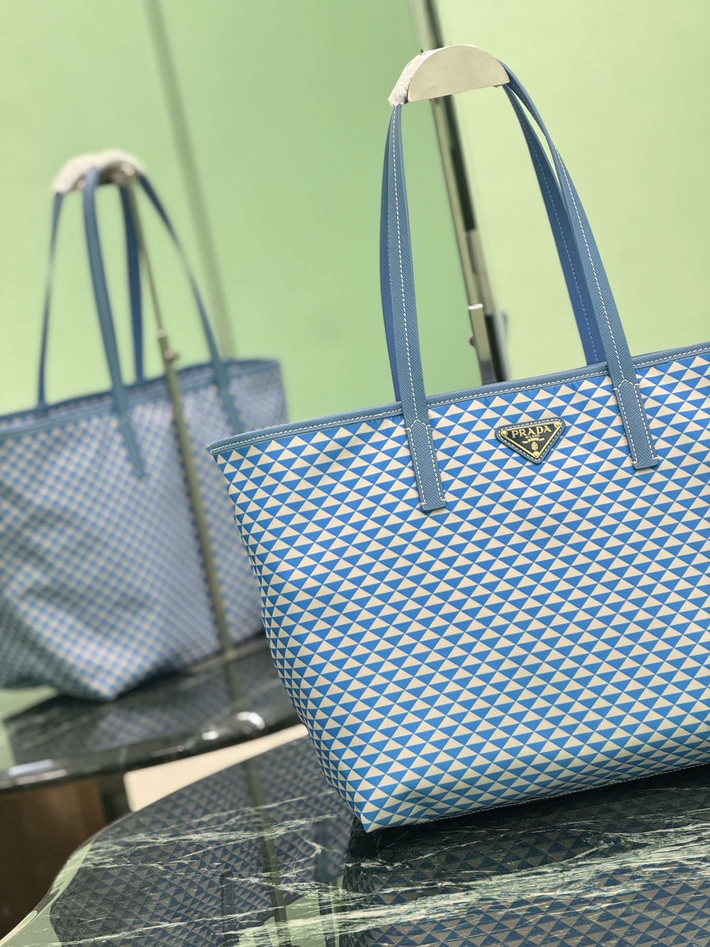 Prada 프라다 Re-Nylon 트라이앵글 패턴 토트백 3